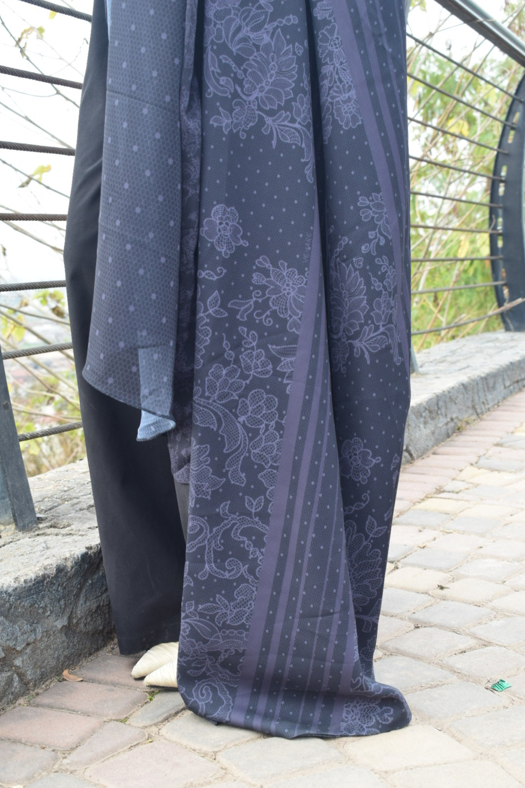 Très Femme; Midnight Charcoal (BISHT)